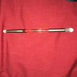 Eyeshadow brush (Gift With Purchase)